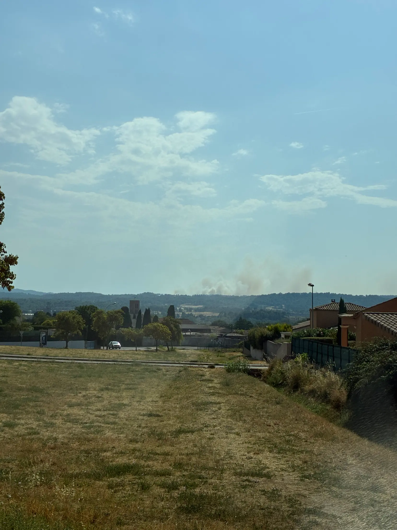 Carcassonne : un important feu de végétation déclenché après l'incendie d'un véhicule sur l'A61