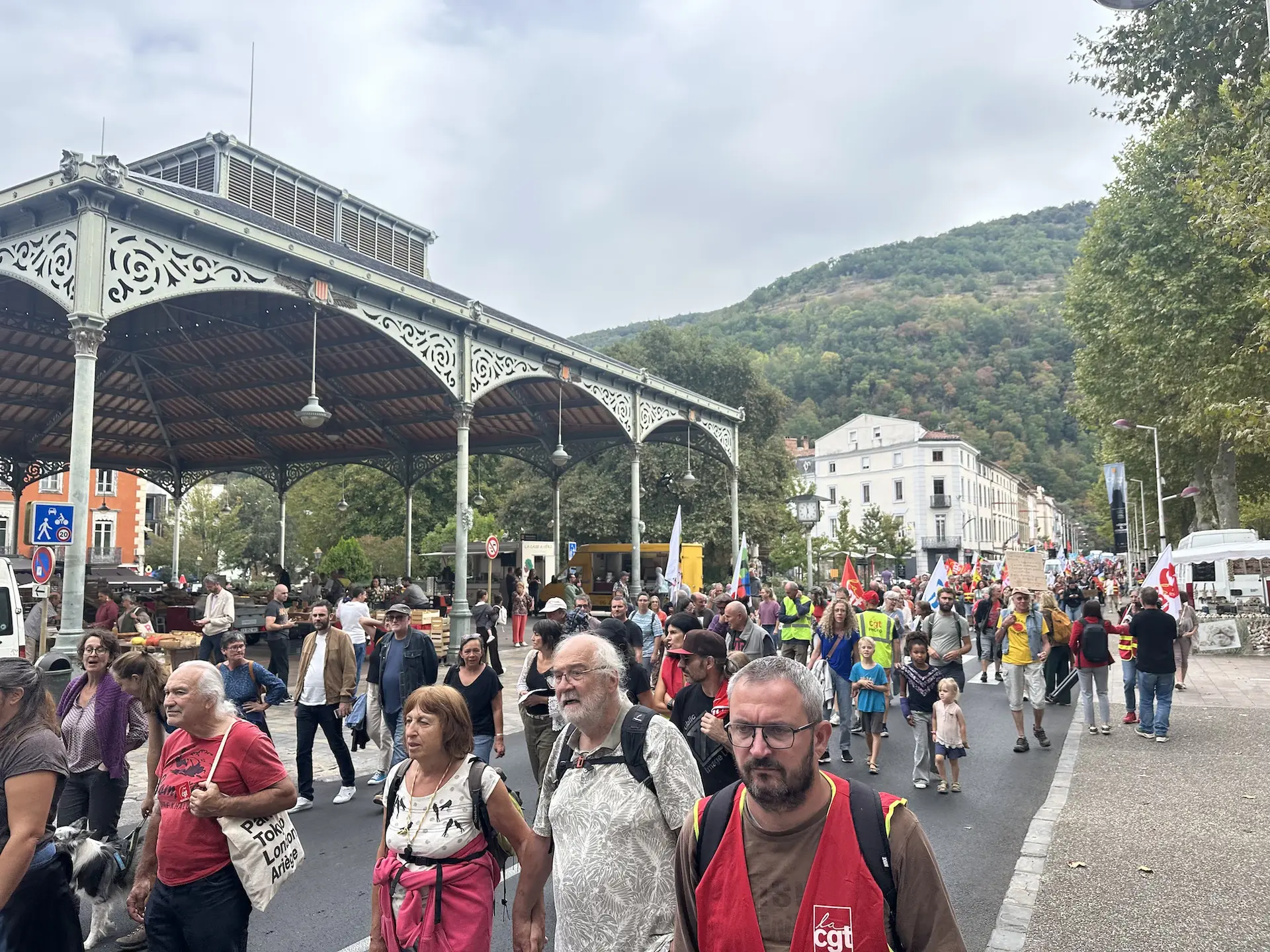 « Nous ne sommes plus là pour défendre le service public, mais pour le sauver » : plus de 1 000 manifestants dans les rues de Foix