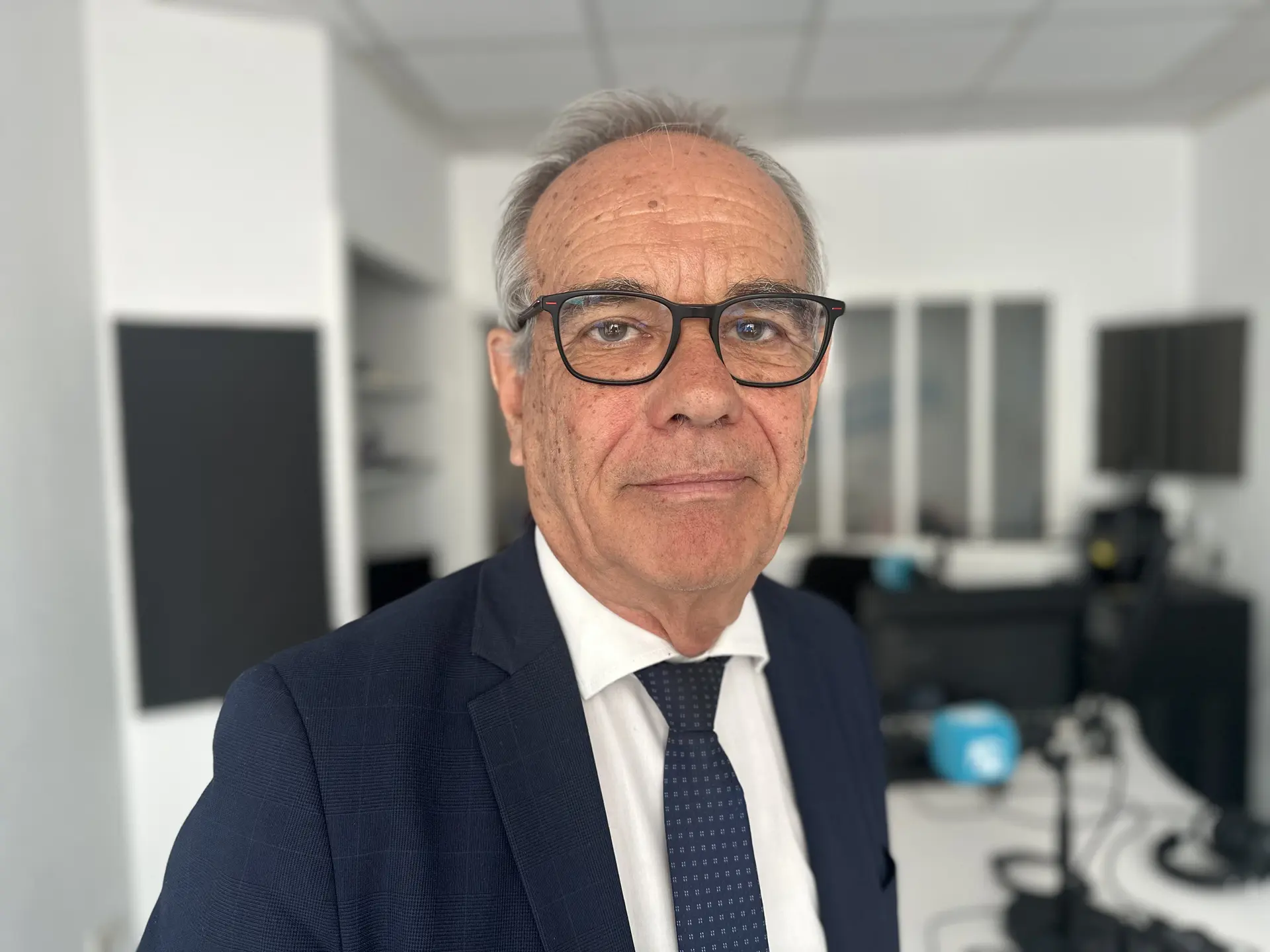 « Je suis persuadé qu’une partie des solutions viendra des territoires » : Jean-Jacques Michau, sénateur sortant, en lice pour un second mandat en Ariège