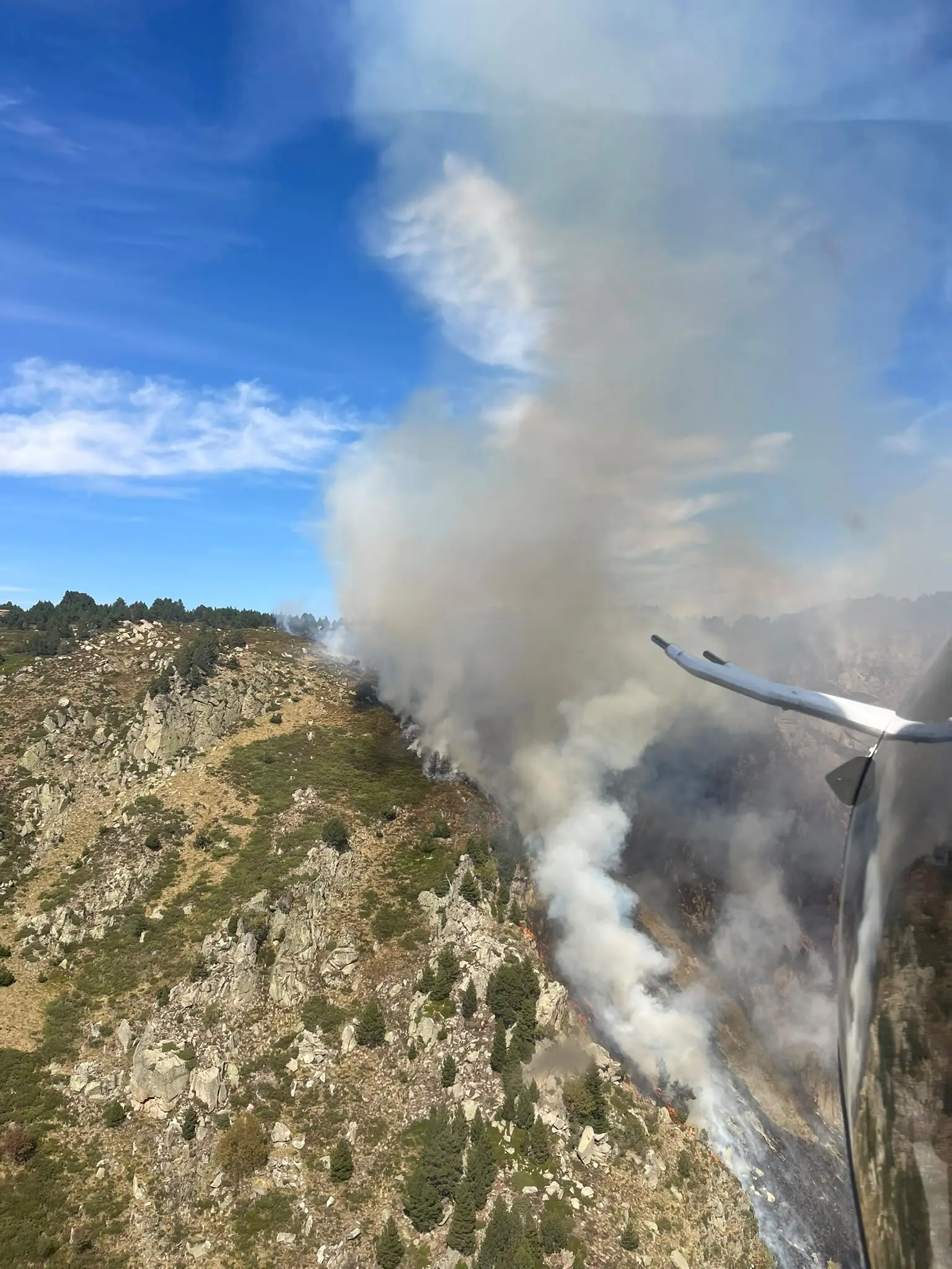Ariège : des incendies toujours actifs, un hélicoptère bombardier d’eau mobilisé jusqu’à mardi