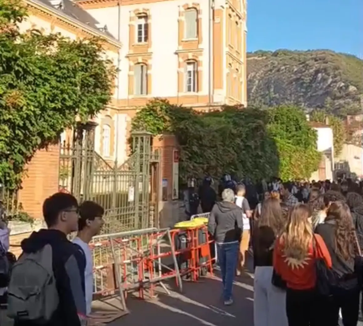 "Jets de pierres, mortiers, poubelles incendiées, cocktail Molotov" : le proviseur explique pourquoi le lycée Gabriel-Fauré de Foix ferme ses portes