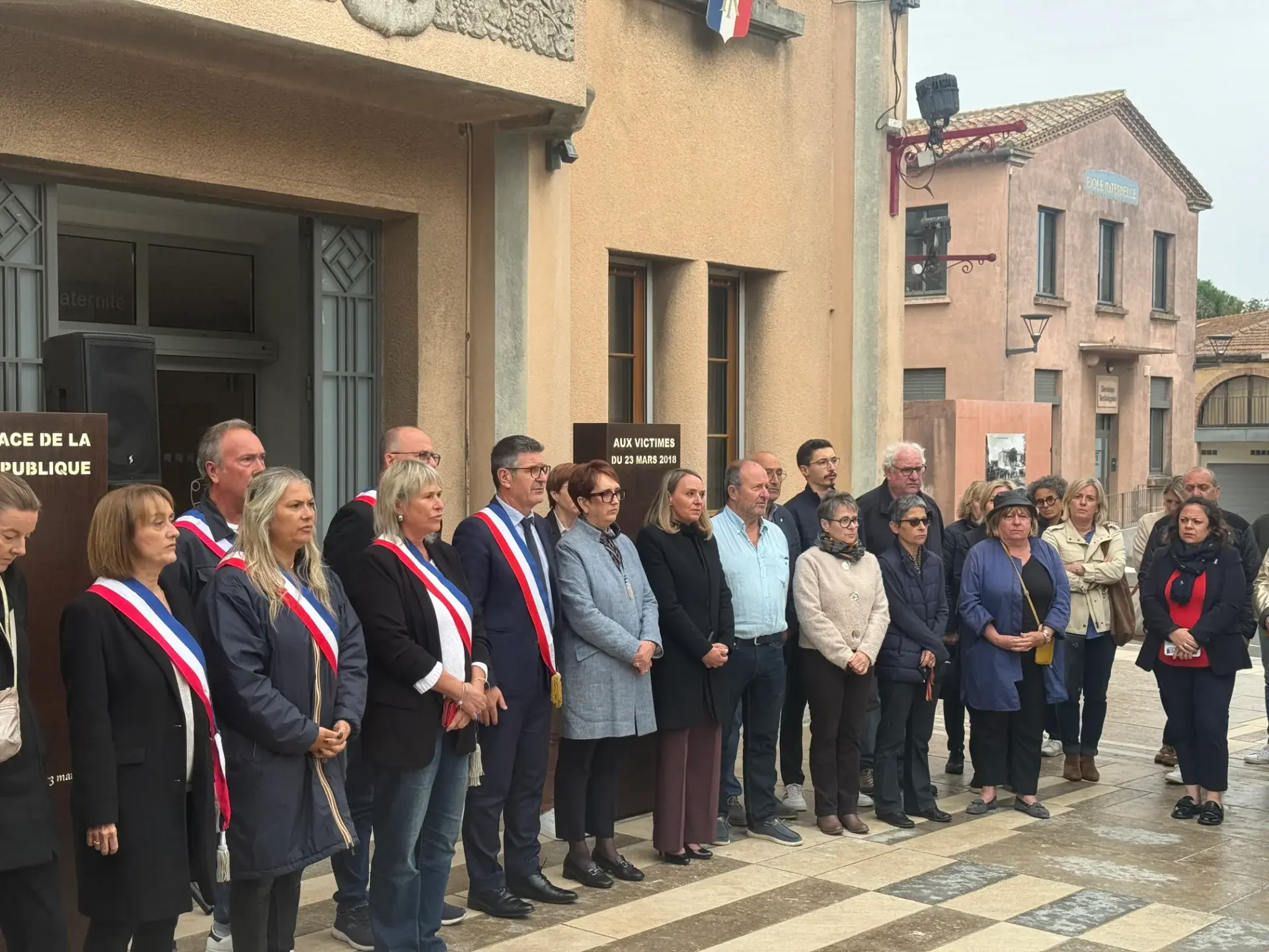 Mobilisation de 17 octobre : une quarantaine de personnes réunies devant la mairie à Trèbes suite à l’appel de l’Association des Maires de France