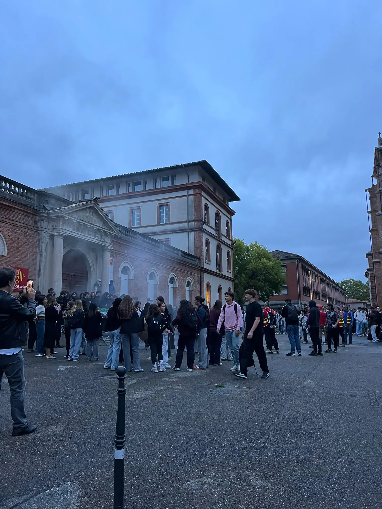 Blocus des lycéens en Ariège : "six gardes à vue et des menaces de mort contre un proviseur", indiquent les autorités