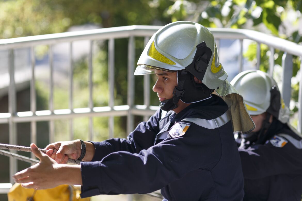 Photographie d'un sapeur pompier en exercice.