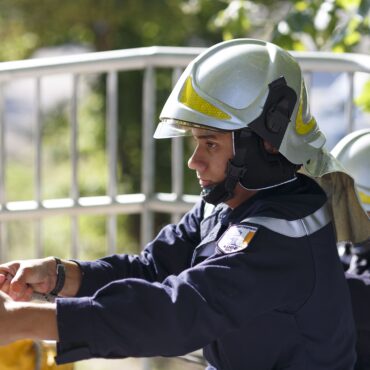 Photographie d'un sapeur pompier en exercice.