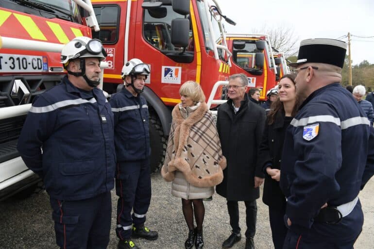 La présidente du Département Hélène Sandragné et Christian Raynaud, président du conseil d'administration du Sdis, à la rencontre ses sapeurs-pompiers audois en février 2024.
