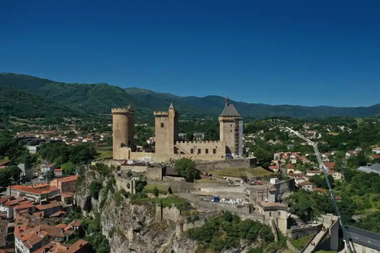 Tableaux dÃ©robÃ©s, fenÃªtres brisÃ©es : le chÃ¢teau de Foix vandalisÃ©