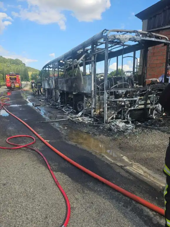 Le Fossat : un bus ravagÃ© par les flammes, propagation Ã©vitÃ©e de justesse