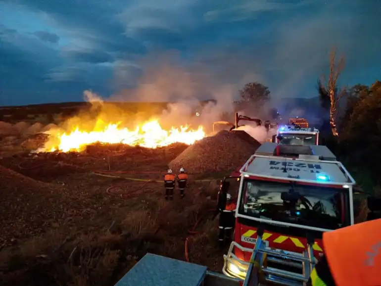 Incendies maÃ®trisÃ©s entre Bizanet et Villedaigne : deux foyers distincts recensÃ©s, 250 pompiers mobilisÃ©s