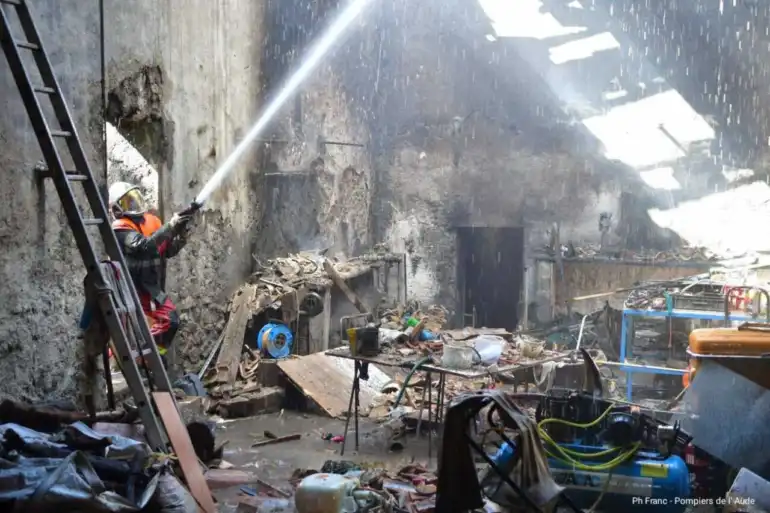 Narbonne : un incendie ravage une grange dans un domaine viticole, un homme griÃ¨vement blessÃ©