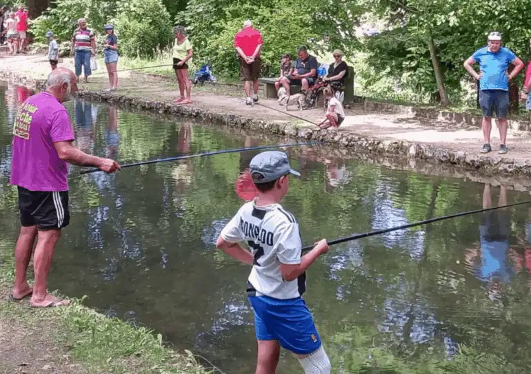 Parc du Teich Ã  Ax-les-Thermes : une initiation Ã  la pÃªche pour les enfants