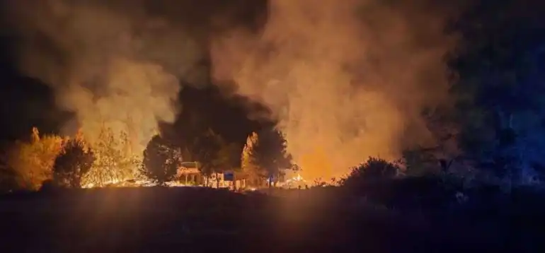 Feux de paille en AriÃ¨ge : 40 pompiers engagÃ©s, quatre blessÃ©s et des dizaines dâ€™animaux sauvÃ©s des flammes