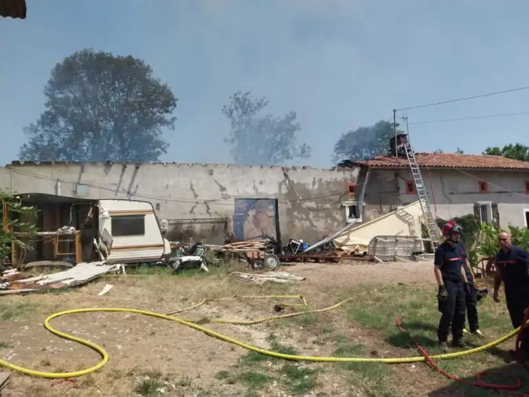 Incendie Ã  Artigat : une ferme dÃ©truite, lâ€™intÃ©rieur de habitation sauvÃ©e, plus de 30 pompiers engagÃ©s