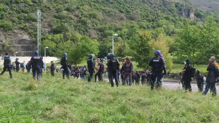 Â«Â Bloquons toutÂ Â»en AriÃ¨ge, heurts, sommations : une manifestation sous tensions Ã  Foix