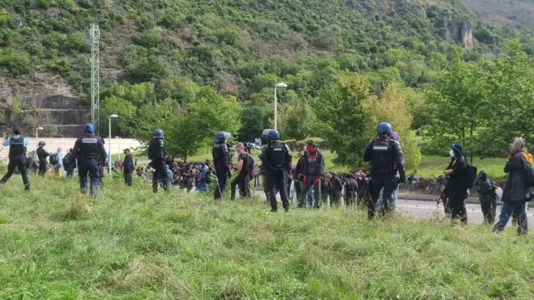 Â«Â Bloquons toutÂ Â»en AriÃ¨ge, heurts, sommations : une manifestation sous tensions Ã  Foix