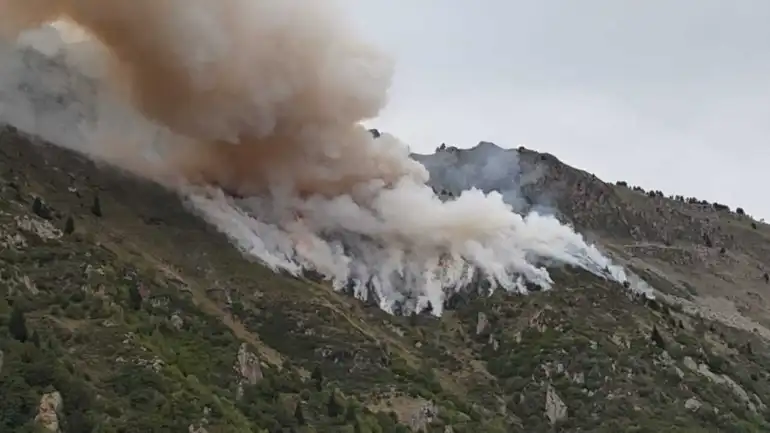 Incendie en altitude Ã  MÃ©rens-les-Vals : une forte mobilisation terrestre et aÃ©rienne pour contenir le feu