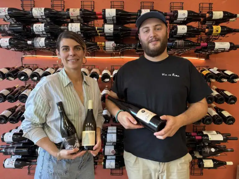 TrÃ¨bes : deux passionnÃ©s ouvrent Vin ou Rien, une cave dÃ©diÃ©e aux vins du territoire