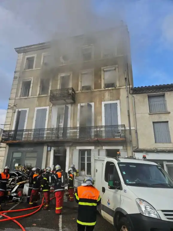 Carcassonne : un violent incendie ravage un immeuble, deux pompiers blessÃ©s dont un griÃ¨vement