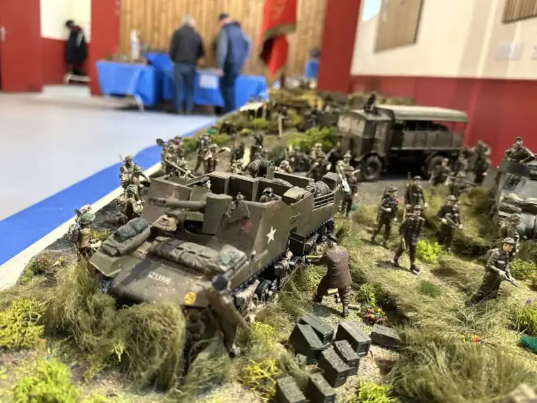 Il reproduit des scÃ¨nes de la 2Ã¨me guerre mondiale sur une maquette de 15m linÃ©aire