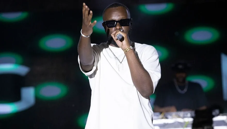 2048px-MAITRE_GIMS_3