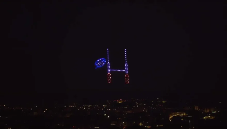 200 drones avaient déjà illuminé le ciel de Toulouse à l'occasion de la Coupe du monde de Rugby 2023. Crédits : capture d'écran Youtube / Stellair.