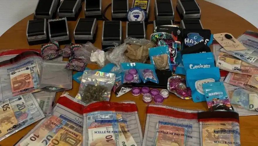 Un trafiquant utilisait des boîtes à clés pour son trafic de drogue.