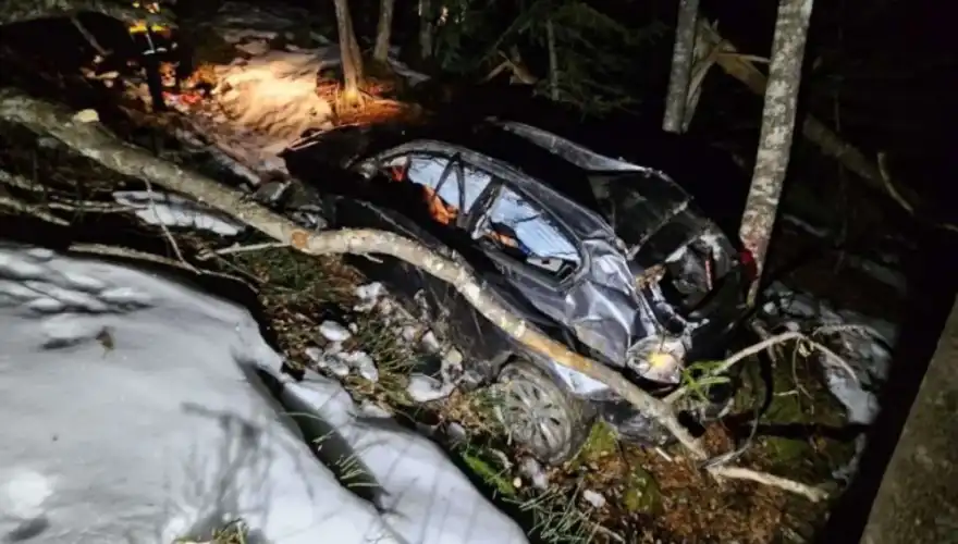 Photo SDIS 09 Le véhicule a chuté à 150 en contre bas de la route