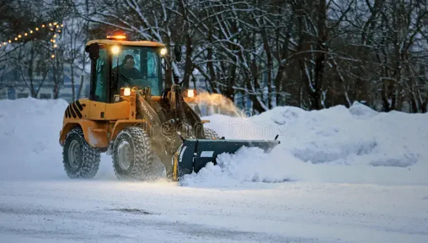 déblaiement-de-neige-le-soir-87682292