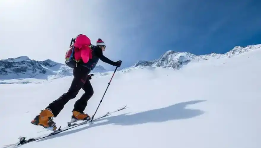 libre de droit depositphotos_317238118-stock-photo-ski-touring-ascent