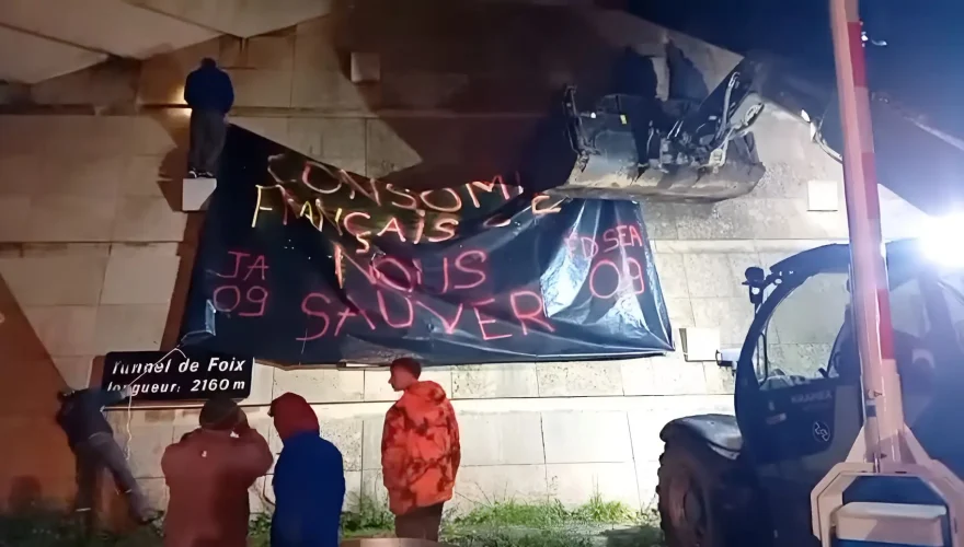 Les agriculteurs ont accroché des banderoles au tunnel de Foix, lundi 18 novembre. (Crédits : Stéphanie Leborne / Pyrénées FM)