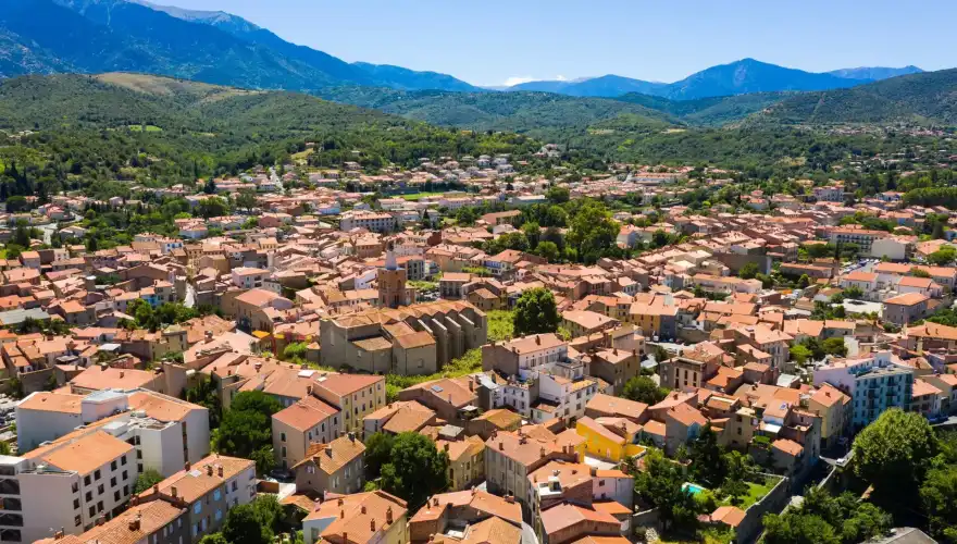 Vue aérienne de la ville de Prades (Pyrénées-Orientales).