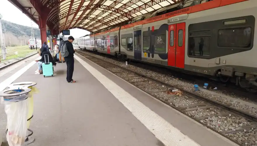 Les usagers de la SNCF ont dû patienter ce vendredi matin en gare de Foix. Photo SL