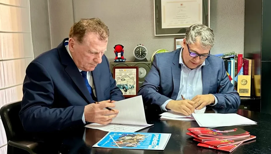 Jean Clergue et Eduard Navarro ont signé leur partenariat dans les locaux de Cadena Pirenaica en Andorre.